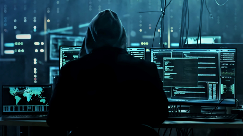 Hacker atacando los sistemas informáticos de una empresa